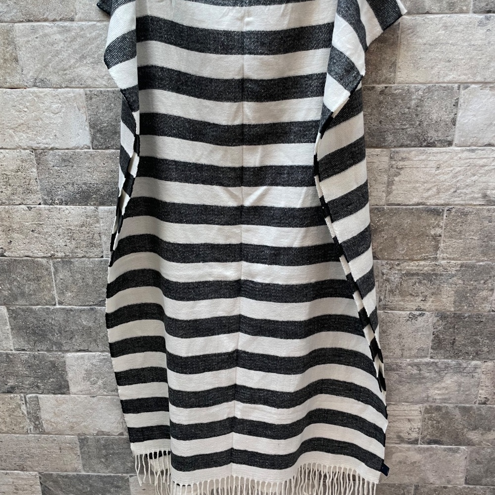 ❤️ GAP GREY & WHITE STRIPED  FRINGE FASHION SCARF - Picture 2 of 4